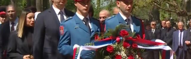 VUČIĆ POLOŽIO VENAC I CVEĆE NA GROBNO POLJE: Tužan dan u Donjoj Gradini, Srbi se sećaju Jasenovca (FOTO)