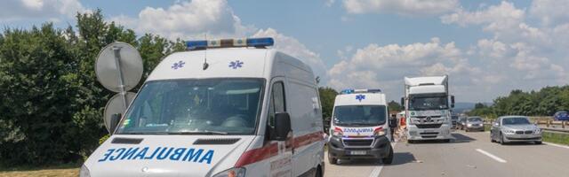 Sudar u Mladenovcu: Kamion prešao u suprotnu traku, pa se zakucao u auto?
