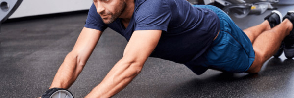 Trening sa stomak pomoću rolera