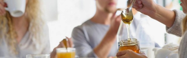 Stručnjaci odgovaraju na pitanje da li je zdravo da se med pojede na prazan želudac