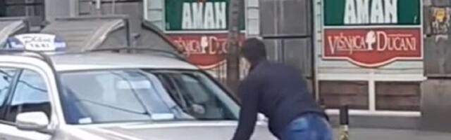 Sukob na Dorćolu: Taksista vozio mladića na haubi (VIDEO)