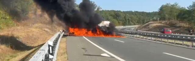 Zapalio se bmw, vatra se svuda širi a drugi vozači prolaze kroz plamen