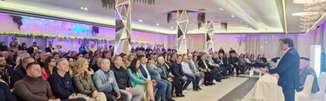 Na tribini SNS u Bavki Vučić putem poziva rekao da „društveni talog pomisli da je vreme za njih“