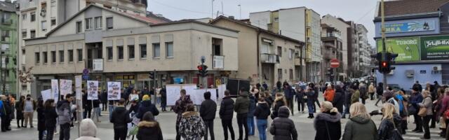 Kragujevčani 17. dan zaredom na 15 minuta blokirali raskrsnicu kod  Uzora  (FOTO)