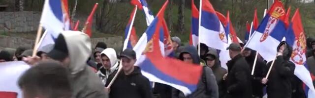 Pronađite šta nedostaje Vučićevim pešacima (FOTO)