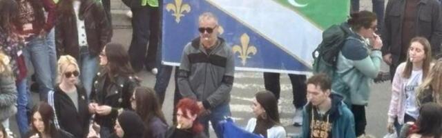 NAKON ŠTO SU NAPUMPALI AUTONOMIJU SANDžAKA: Studenti blokaderi i antisrpska opozicija drže bošnjačke zastave sa ljiljanima i polumesecima (FOTO)