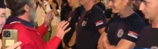 Gagi Jovanović pevao policiji "na uvce" u Kosjeriću (VIDEO)