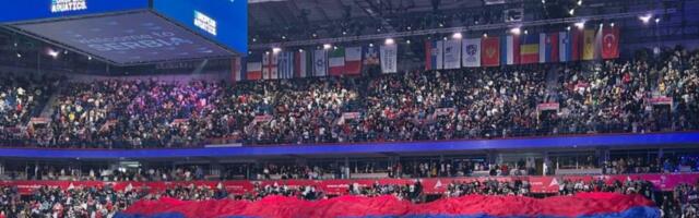 Pogledajte koreografiju srpskih navijača pred vaterpolo klasik Srbija - Mađarska: Delfini imaju "vetar u leđa"