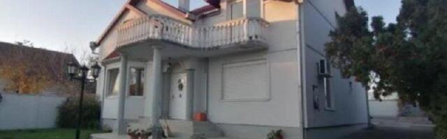 Prodaje se kuća koja izgleda kao najluksuznija vila blizu Bg: U dvorištu letnjikovac, zidni roštilj, a to nije sve!