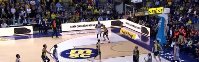 Navijači Partizana u neverici: Da li je Dvejn Vašington slavio promašaj Karlika Džonsa? (VIDEO)