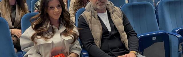 Muž Ane Sević u javnosti nakon putovanja s Darkom Lazićem: Evo ko je sve od poznatih došao na Mirzin koncert