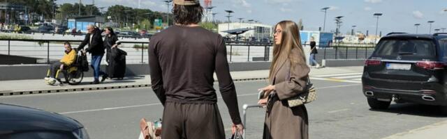 LEPA BRINETA PONOVO UKRALA SRCE GUDELJA: Zajedno u opuštenim izdanjima stiglu u Beograd, ONA GA PRATI U STOPU! (VIDEO)