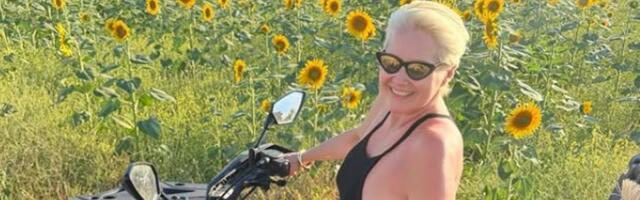 Maja uzjahala kvad i raspametila pratioce: Podigla haljinu, obline u prvom planu, osmeh nije skidala sa lica