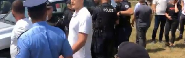 POLICIJA LAŽNE DRŽAVE KOSOVO PRETRESALA I MONAHINJU, priveden mladić koji je pokušao da je zaštiti! Foto/Video