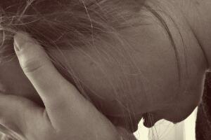 Држао је као таоца и водио са собом широм САД, побегла годину дана након отмице