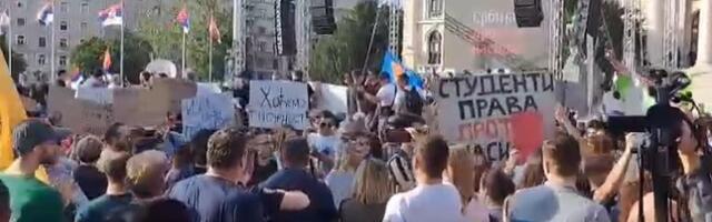 OVACIJE Studenti organizovano došli na protest (VIDEO)