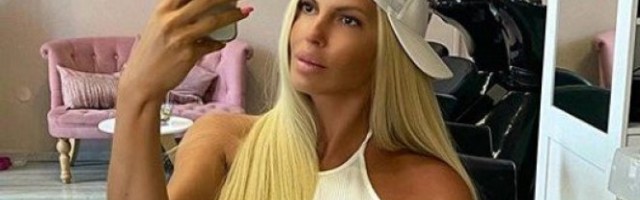 KARLEUŠI ISPALE GRUDI! ŠOK! Jelena u HALJINI došla na PLAŽU, podigla se GORE, pa IZVIRILO! Sve SE VIDI! (FOTO)