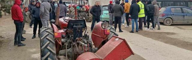 Blokada traktorima u centru Bogojevca kod Leskovca