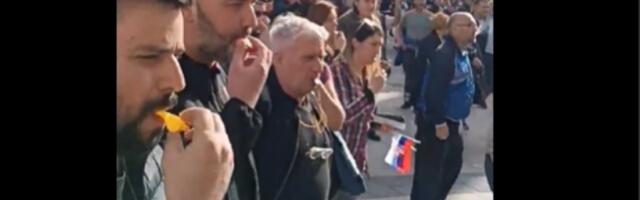 Čačani ispred Skupštine grada gde se održava sednica: "Pumpaj" (VIDEO)