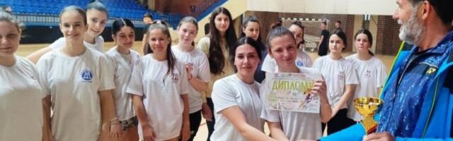 PARAĆINSKO TAKMIČENjE U FUTSALU: U hali sportova nadmetali se srednjoškolci (FOTO)