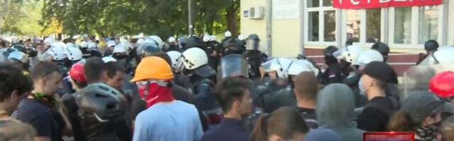Sukob policije i demonstranata kod DIF-a: Javio se MUP i izneo svoju stranu priče - IMA UHAPŠENIH