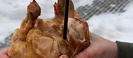 Da li biste probali kapućino serviran u pečenom piletu? Bizaran kulinarski trend ostavio ceo svet u šoku (Video)