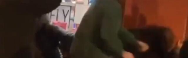 Jezivo nasilje u NS: Devojku oborili i udarili glavom o zid (VIDEO)