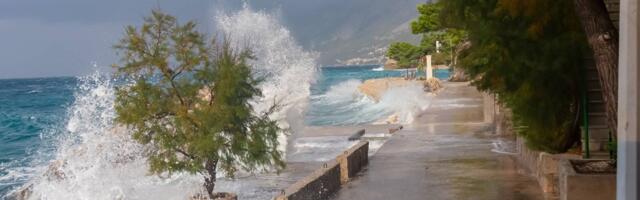 Nevreme u Hrvatskoj: Olujni vetrovi obarali stabla u Zagrebu, voz iskočio iz šina