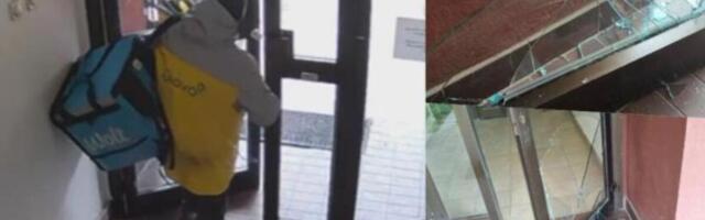 Dostavljač huligan divljao po zgradama na Dorćolu! Polupao vrata na zgradi, kamere sve zabeležile, užas! (VIDEO)