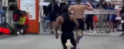 KRENUO DA SE RADUJE NEKOLIKO METARA PRED CILJ, PA DOŽIVEO BLAMAŽU! Hit scena iz završnice maratona! Atletičar ispustio veliku prednost u finišu