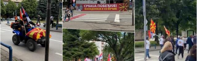 VELIKI SKUP PODRŠKE POLITICI PREDSEDNIKA VUČIĆA U KUMANOVU: Vijore se srpske trobojke i makedonske zastave, stiže sve više ljudi (FOTO/VIDEO)