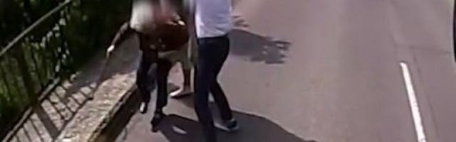 (VIDEO) Lopov je hteo da otme bakici torbu: A onda ga je stigla NEVEROVATNA KAZNA