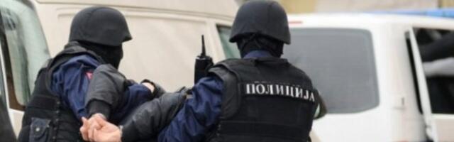 NOŽEM I SEKIROM NAPAO POLICIJU! Dramatične scene nalik akcionim filmovima na ulici Gradiške!