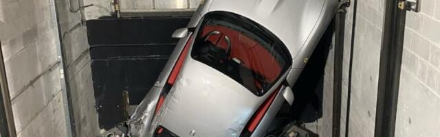 Ferrari vredan 227.000 evra propao u okno lifta