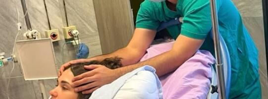 PEVAČ (29) PRISUSTVOVAO POROĐAJU SVOJE SUPRUGE, PA OBJAVIO SLIKE IZ SALE: "Ovo je dokaz da većina ne mora da bude u pravu"
