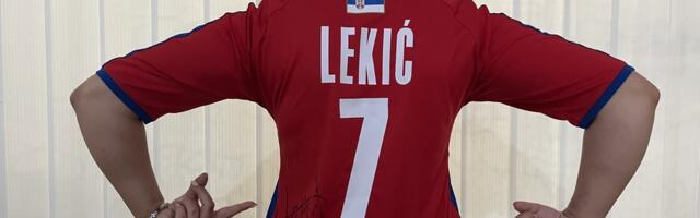 Dres rukometne reprezentacije Srbije sa potpisom Andree Lekić na licitaciji LFN-a