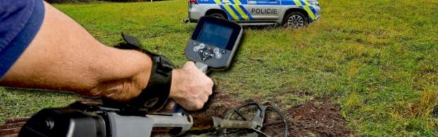 OTAC I SIN TRAŽILI "BLAGO" METAL DETEKTOROM, OTKRILI NEŠTO ZASTRAŠUJUĆE: Kada vidite fotografije dići će vam se kosa na glavi! Policija im rekla da ODMAH BEŽE