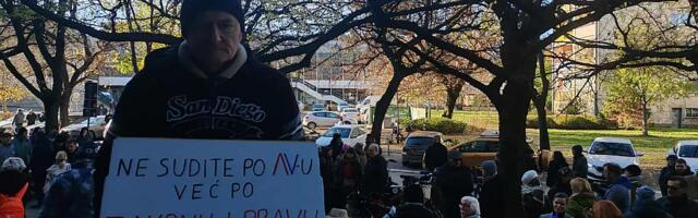 FOTO, VIDEO: Građani i studenti na skupu podrške novosadskim aktivistima pred početak suđenja