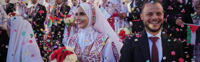 PRIZOR KOJI TERA SUZE NA OČI U Gazi održana ceremonija masovnog venčanja, povorka prošla kroz razorene delove grada