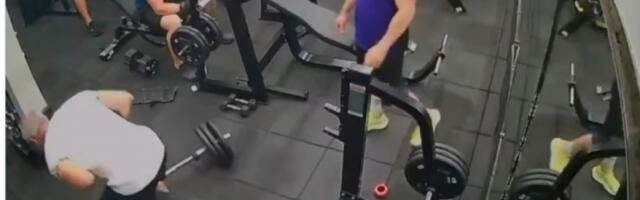 UZNEMIRUJUĆI VIDEO! Dizač tegova UMRO u tragičnom incidentu nasred teretane: Šipka mu iskliznula iz ruke i UDARILA PRAVO U GRUDNI KOŠ!