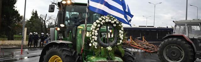 FARMERI U GRČKOJ NE ODUSTAJU: Poljoprivrednici blokirali Solun traktorima sa MRTVAČKIM SANDUCIMA! (FOTO)