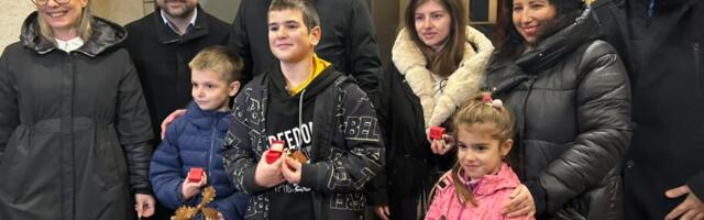 Plamen Badnjaka i potraga za zlatnicima – Nišlije lomile česnicu u parku Svetog Save