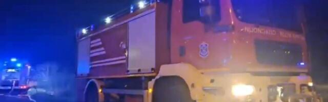 EKSPLOZIJA NA PALILULI? Panika u stambenoj zgradi, stanari BEŽALI NAPOLJE: Na terenu veliki broj vatrogasaca i policije