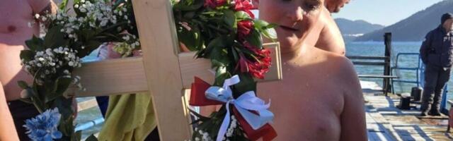 Ovaj dečak je prvi doplivao do Časnog krsta na ledenom Zlatarskom jezeru: Zove se Ognjen, ima samo 12 godina