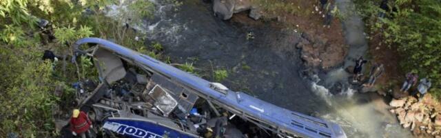 SMRTONOSNA NESREĆA! Putnički autobus SLETEO u reku - najmanje 10 MRTVIH!