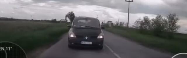 ZA DLAKU izbegnut sudar: Vozač-samoubica kod Žablja (VIDEO)