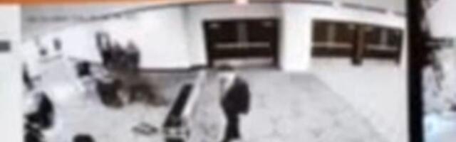 Ovo je momenat kada NAORUŽANI NAPADAČ kreće na Trampa: Juri s puškom, agenti pucaju na njega