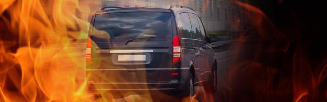 Usporen saobraćaj na auto-putu, stvaraju se zastoji: Kombi "guta" plamen