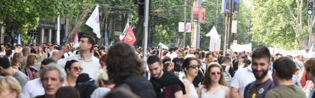 Blokiran saobraćaj kod Pravnog fakulteta: Policija oko Skupštine (FOTO)