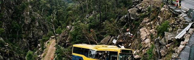 PUTNIČKI AUTOBUS SURVAO SE U PROVALIJU! Najmanje 40 MRTVIH u JEZIVOJ NESREĆI, vozilo bilo PREPUNO! (VIDEO)